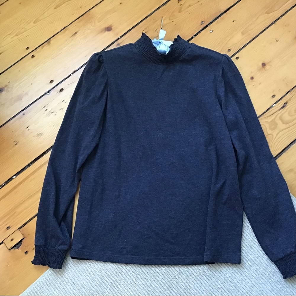 Cute gray women’s long sleeve top